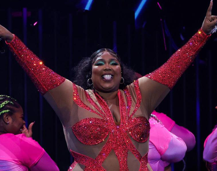 At Lizzo’s Charlotte show: Tattoo templates, twerking, TikToks ... and flutes with BBLs?